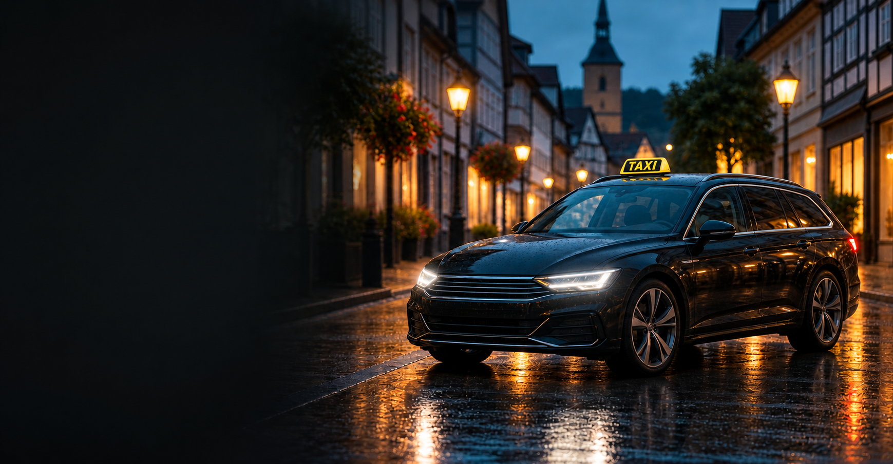 Dunkles Taxi auf einer abendlichen Stadtstraße – KI-Symbolbild, kein Originalfahrzeug von Taxi Schmidtke